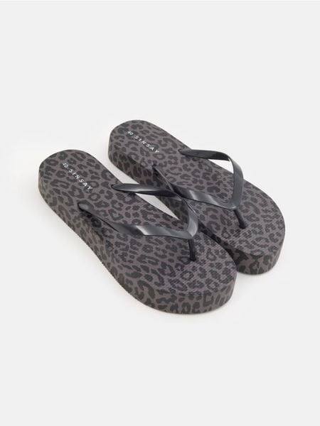 Klapki japonki w panterkę - brązowy. Brązowe klapki damskie Sinsay, bez wzorów, bez obcasa. Za 25.99 zł.