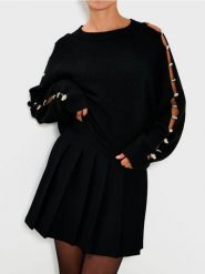 Sweter ze zdrobieniami na rękawach - czarny. Czarne swetry klasyczne damskie Sinsay, l, bez kołnierzyka. Za 79.99 zł.