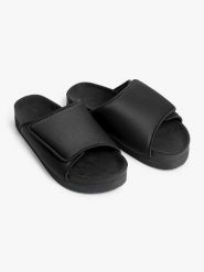 Monki Klapki w kolorze czarnym rozmiar: 38. Czarne klapki damskie Monki, bez wzorów, bez obcasa. Za 43.99 zł.