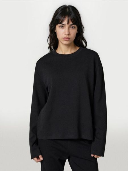 Bawełniana koszulka z gęstego splotu Interlock - czarny. Czarne t-shirty damskie Sinsay, l, bez wzorów, z bawełny, bez kołnierzyka. Za 29.99 zł.