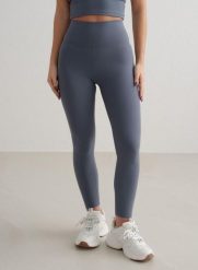 Damskie legginsy z wysokim stanem, squat proof, dla niskich Sense granatowe. Niebieskie legginsy damskie Aim'n, l, bez wzorów, z elastanu. Za 296.00 zł.