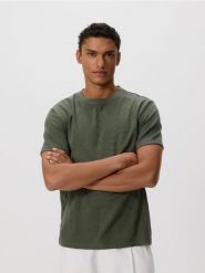 T-shirt regular z roślinnym motywem - ciemnozielony. Zielone t-shirty męskie Reserved, l, bez wzorów, z bawełny, bez kołnierzyka. W wyprzedaży za 55.99 zł.