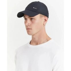 Czapka Nike Dri-FIT czarna, regulowana, oddychająca. Czarne czapki męskie Nike, bez wzorów, z poliesteru, sportowe. Za 99.00 zł.