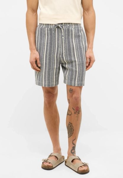 Męskie szorty Mustang Style Lockport Shorts Blue Dobby Stripe 1016479 12740. Niebieskie szorty męskie Mustang, bez wzorów, z materiału. Za 169.99 zł.