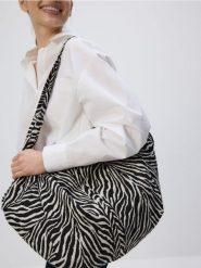 Torebka hobo ze zwierzęcym motywem - wielobarwny. Torebki klasyczne damskie Reserved, bez wzorów, z tkaniny, bez dodatków. W wyprzedaży za 79.99 zł.