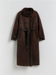 Dwurzędowy płaszcz z kożuchem - ciemnobrązowy. Brązowe płaszcze damskie Reserved, l, bez wzorów, ze skóry. Za 399.99 zł.