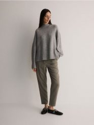 Spodnie jogger z lyocellu - oliwkowy. Zielone spodnie materiałowe damskie Reserved, bez wzorów, z lyocellu. W wyprzedaży za 49.99 zł.