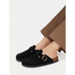 Klapki Lasocki. Czarne klapki damskie Lasocki, bez wzorów, bez obcasa. Za 149.99 zł.
