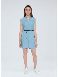 Pepe Jeans Sukienka w kolorze błękitnym rozmiar: M. Niebieskie sukienki damskie Pepe Jeans, na co dzień, m, bez wzorów, z jeansu, bez kołnierzyka, bez ramiączek, mini, proste. Za 179.64 zł.