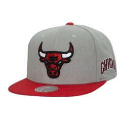 Czapka typu snapback Mitchell & Ness Melt Stitch Chicago Bulls. Szare czapki męskie Mitchell & Ness, bez wzorów, eleganckie. Za 221.50 zł.