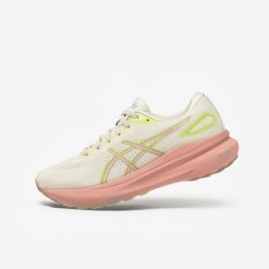 Buty do biegania damskie ASICS Superion 8. Brązowe obuwie do biegania damskie Asics. W wyprzedaży za 599.99 zł.