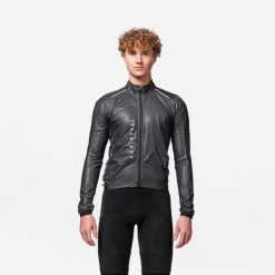 Kurtka rowerowa szosowa Van Rysel Racer Ultralight przeciwdeszczowa. Czarne kurtki męskie VAN RYSEL, l, bez wzorów, z materiału, rowerowe. Za 199.99 zł.