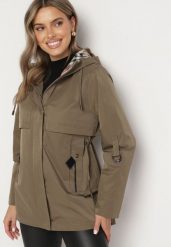 Ciemnozielona Kurtka Parka z Kapturem i Kieszeniami z Możliwością Ściągnięcia w Talii Kailisse. Zielone kurtki damskie Born2be, l, bez wzorów, z jeansu, z kapturem. Za 329.99 zł.