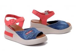 ARTIKER RELAKS 54C0215 jeans, sandały damskie. Niebieskie sandały damskie Artiker Relaks, bez wzorów, z gumy, bez obcasa, na koturnie. Za 167.94 zł.