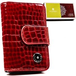 Pionowy, czerwony portfel damski ze skóry naturalnej zamykany na suwak i zatrzask - Peterson. Czerwone portfele damskie Peterson, bez wzorów, ze skóry. Za 119.99 zł.