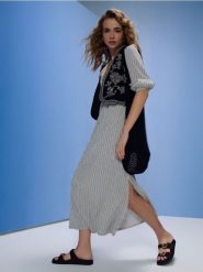 Sukienka maxi w pionowe paski z dekoltem V - kremowy. Białe sukienki damskie Sinsay, l, bez wzorów, bez kołnierzyka, bez ramiączek, maxi. Za 59.99 zł.