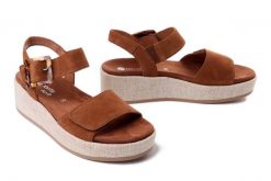 Rieker Remonte D1N54-22 Brązowy, sandały damskie. Brązowe sandały damskie Rieker Remonte, bez wzorów, ze skóry, bez obcasa, na koturnie. Za 379.90 zł.