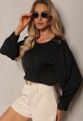 Czarna Koszulowa Bluzka Retro z Ozdobną Koronką i Marszczeniem Udeviana. Czarne bluzki damskie Renee, m, bez wzorów, z koronki, eleganckie, bez kołnierzyka, bez ramiączek. Za 49.99 zł.