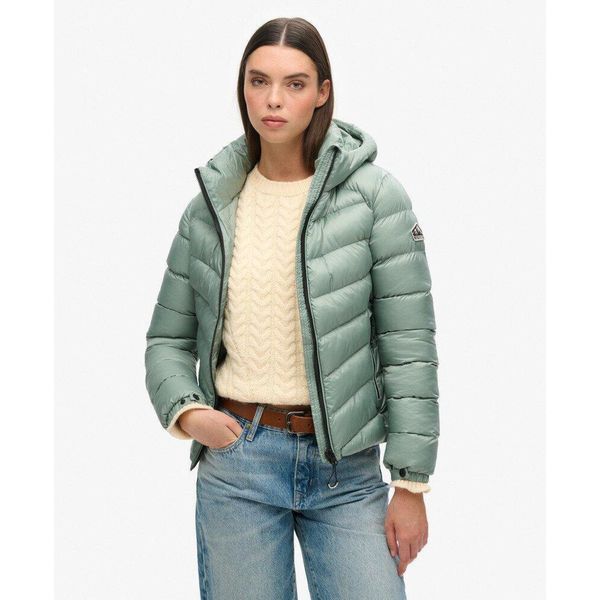 Damska kurtka z kapturem Superdry Fuji. Zielone kurtki damskie Superdry., bez wzorów, z puchu, z kapturem. W wyprzedaży za 445.50 zł.