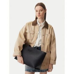 Torebka Tommy Jeans. Czarne torebki klasyczne damskie Tommy Jeans, bez wzorów, z jeansu, bez dodatków. Za 409.99 zł.