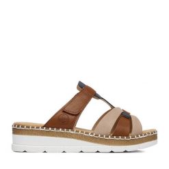 Klapki Rieker. Brązowe klapki damskie Rieker, bez wzorów, bez obcasa. Za 319.99 zł.