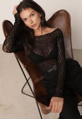 Czarna Koronkowa Bluzka na Długi Rękaw z Dekoltem Typu Łódka Themenea. Czarne bluzki damskie Born2be, m, bez wzorów, z jeansu, biznesowe, bez kołnierzyka, bez ramiączek. Za 69.99 zł.