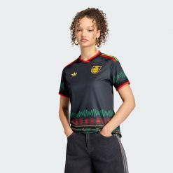 Koszulka wyjazdowa Jamajka 26 x Bob Marley. Czarne bluzki damskie Adidas, bez wzorów, bez kołnierzyka. Za 439.00 zł.
