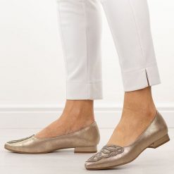 Złote półbuty damskie M.Daszyński Sa201A-2. Żółte półbuty damskie M.Daszyński, z aplikacjami, ze skóry, eleganckie, bez obcasa, na obcasie. Za 179.00 zł.