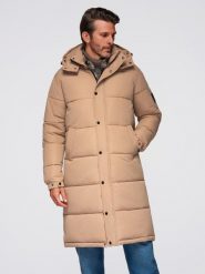 Pikowana długa kurtka męska z odpinanym kapturem – beżowa V2 - Rozmiar: L. Brązowe kurtki męskie Ombre Clothing, l, z aplikacjami, z gumy, z kapturem. W wyprzedaży za 464.99 zł.