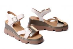 Artiker Relaks 58C0312 BEIGE/GOLD, sandały damskie. Brązowe sandały damskie Artiker Relaks, bez wzorów, ze skóry, bez obcasa, na koturnie. Za 239.90 zł.