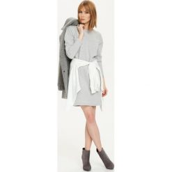 SUKIENKA DAMSKA GŁADKA. Szare sukienki damskie TOP SECRET, na co dzień, bez wzorów, z dresówki, bez kołnierzyka, bez ramiączek. W wyprzedaży za 69.99 zł.