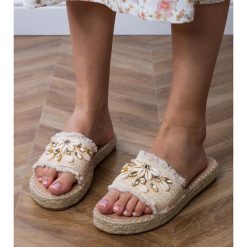 Beżowe klapki espadryle plecione z muszelkami beżowy. Brązowe espadryle damskie bez wzorów, z tkaniny, bez obcasa, na platformie. Za 86.24 zł.