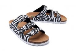 DR. BRINKMANN 700077-01 zebra, klapki damskie. Białe klapki damskie Dr. Brinkmann, bez wzorów, z materiału, bez obcasa. Za 219.90 zł.
