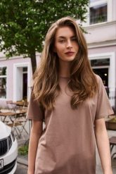 T-shirt z bawełny beżowy. Brązowe t-shirty damskie MOODO, l, bez wzorów, z bawełny, bez kołnierzyka. Za 39.99 zł.