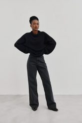 Spodnie jeansowe z szerokimi nogawkami w kolorze WASHED BLACK - MANHATTAN-M. Czarne spodnie materiałowe damskie Marsala, z aplikacjami, z denimu, casualowe. Za 459.90 zł.