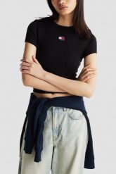 TOMMY JEANS Czarny damski t-shirt. Czarne t-shirty damskie Tommy Jeans, s, bez wzorów, z jeansu, bez kołnierzyka. W wyprzedaży za 88.99 zł.