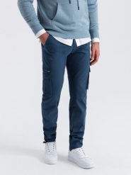 Spodnie męskie cargo STRAIGHT LEG z trójkątnym pinem na kieszeni – ciemnoniebieskie V4 OM-PACG-0196 - XXL. Niebieskie spodnie materiałowe męskie Ombre Clothing, bez wzorów, z bawełny, eleganckie. Za 137.99 zł.