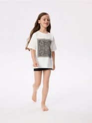 T-shirt z autorskim nadrukiem - złamana biel. Koszulki dziewczęce Reserved, bez wzorów, z bawełny, bez ramiączek. W wyprzedaży za 49.99 zł.