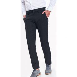 SPODNIE MĘSKI TYPU CHINO O REGULARNYM KROJU. Szare spodnie materiałowe męskie TOP SECRET, bez wzorów, biznesowe. W wyprzedaży za 49.99 zł.