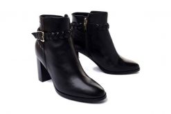 TAMARIS 25009-27 003 black leather, botki damskie. Czarne botki damskie Tamaris, na zimę, z polaru, bez obcasa, bez zapięcia. Za 399.90 zł.