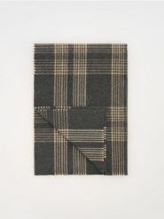 Szal w kratę z wiskozą - ciemnoszary. Szare szaliki męskie Reserved, bez wzorów, z wiskozy. W wyprzedaży za 49.99 zł.