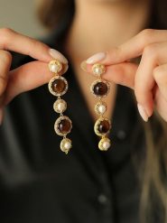 L'Atelier de Gaia Pozłacane kolczyki-wkrętki rozmiar: onesize. Brązowe kolczyki damskie L'Atelier de Gaia, z perłą, pozłacane. Za 69.99 zł.