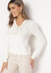 Biały Sweter w Stylu Retro z Ozdobnym Łańcuszkiem Elioraca. Białe swetry klasyczne damskie Born2be, na zimę, bez kołnierzyka. Za 54.99 zł.