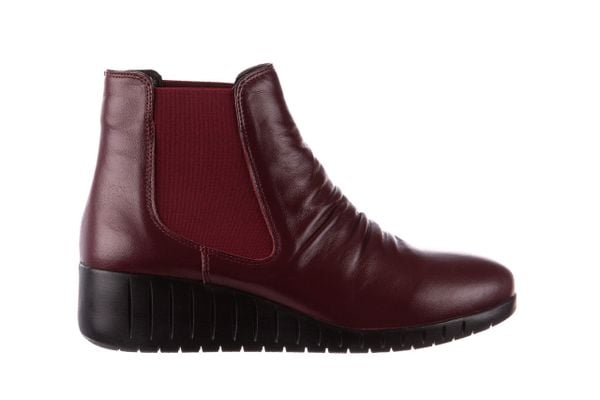 Botki Bayla-196 AVCILAR-01 D75 Bordo 196034, Bordowy, Skóra naturalna - 36. Czerwone botki damskie Bayla, z gumy, klasyczne, bez obcasa, na koturnie, bez zapięcia. W wyprzedaży za 134.10 zł.