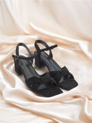 Sandały na obcasie - czarny. Czarne sandały damskie Sinsay, bez wzorów, bez obcasa, na obcasie. Za 69.99 zł.