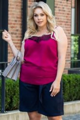 Bluzka Top z ozdobną koronką przy dekolcie ELMA Viva Magenta fuksja. Czerwone bluzki damskie KARKO, plus size, bez wzorów, z elastanu, biznesowe, bez kołnierzyka, plus size, bez ramiączek. Za 69.50 zł.
