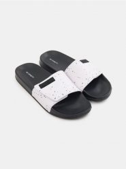 Klapki z rzepem NASA - biały. Białe klapki i japonki męskie Sinsay. Za 39.99 zł.