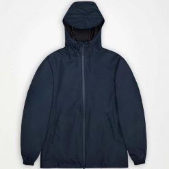 Kurtka RAINS 18370R Niebieski. Niebieskie kurtki damskie Rains, m, bez wzorów, z materiału, bez kaptura. Za 319.99 zł.
