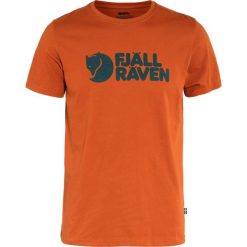 Koszulka Fjallraven Logo T-shirt. Czerwone t-shirty męskie Fjällräven, na lato, m, bez wzorów, z bawełny, bez kołnierzyka. Za 256.05 zł.