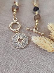 Nakkash Pozłacany naszyjnik z kamieniami szlachetnymi - dł. 45 cm rozmiar: onesize. Brązowe naszyjniki damskie Nakkash, pozłacane. Za 43.99 zł.